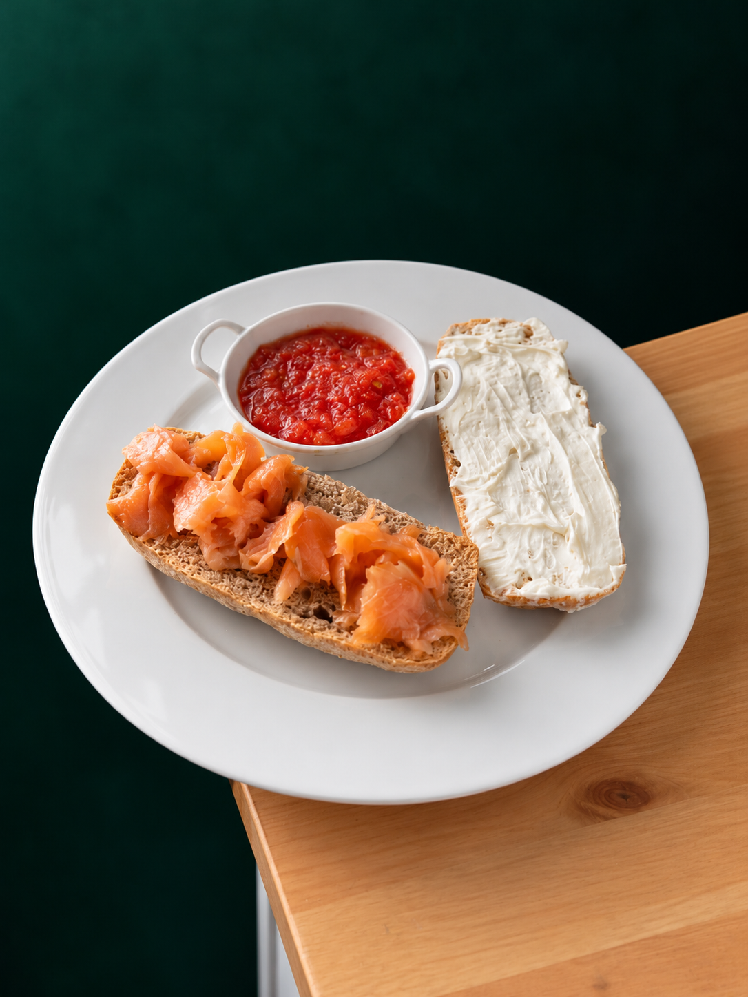 Plato de brunch con salmón y acompañamientos